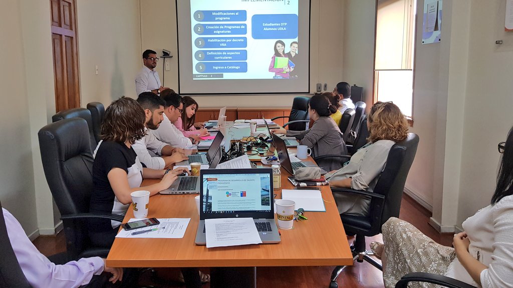 AnaHenriquez's tweet photo. Presentación de avances del Plan de acceso a Pedagogía #UDLA 2020. 
El programa cuenta con la aprobación MINEDUC, esta destinado a estudiantes de enseñanza media con vocación pedagógica. Aprobar el programa habilita el ingreso a estudiar Pedagogía 👇📲 https://t.co/SXVb2RuQ2k https://t.co/3GDLbrISsa