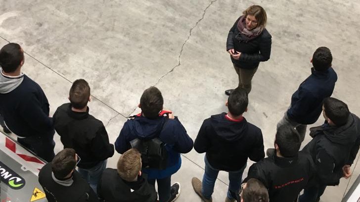 Fanny, notre chargée de mission RH anime une visite d'atelier avec une classe d'étudiants. 👨‍🎓 Elle est toujours à l'affût, prête à dénicher des jeunes talents ! 🔎 👉#Norematrecrute #avenir #emploi