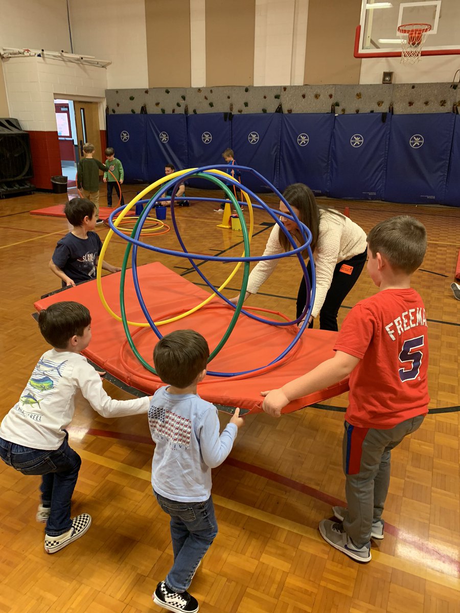 yingstkm's tweet photo. @hescubcats round one of 1st grade parents in PE building hula huts. https://t.co/g5EJyxygYl