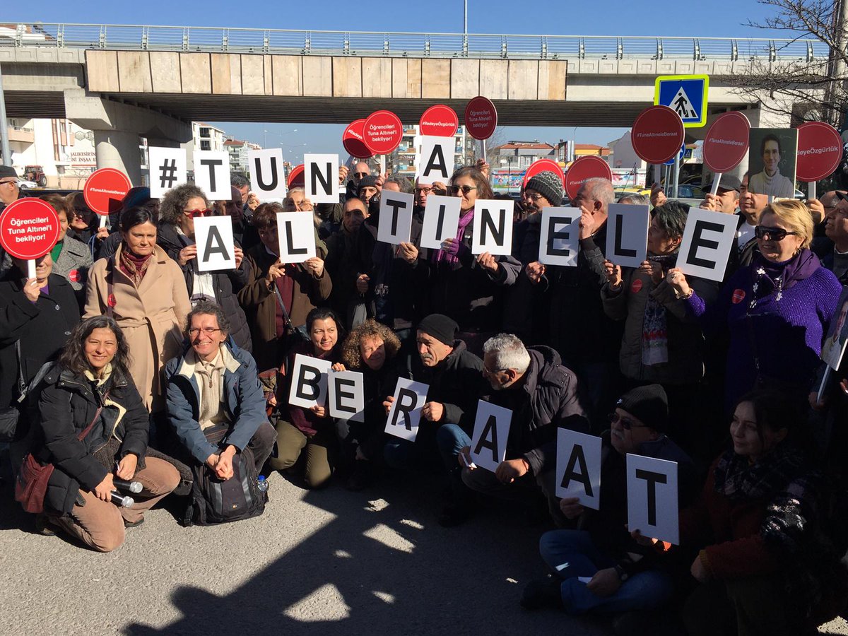 ExInt24's tweet photo. Barış Akademisyeni #TunaAltınel, “terör örgütü propagandası” suçlamasıyla yargılandığı davanın üçüncü duruşmasında beraat etti

Barış Kop @baris_kop duruşmayı #ExpressionInterrupted için izledi:
https://t.co/HMXhDyxy6p https://t.co/DXhwIgMMXn