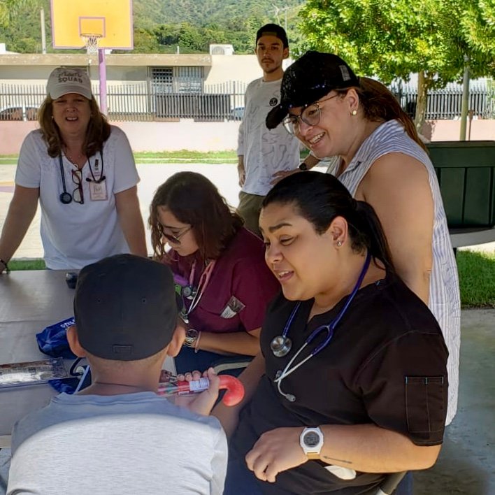 SJChildrens's tweet photo. Un equipo compuesto de médicos, enfermeros, especialistas en Salud Mental y nuestra Child Life Specialist, visitaron distintas comunidades del area sur para ofrecer clínicas médicas y apoyo emocional a los afectados. 🙏

#AmamosLoQueHacemos https://t.co/bLFMfHseSp