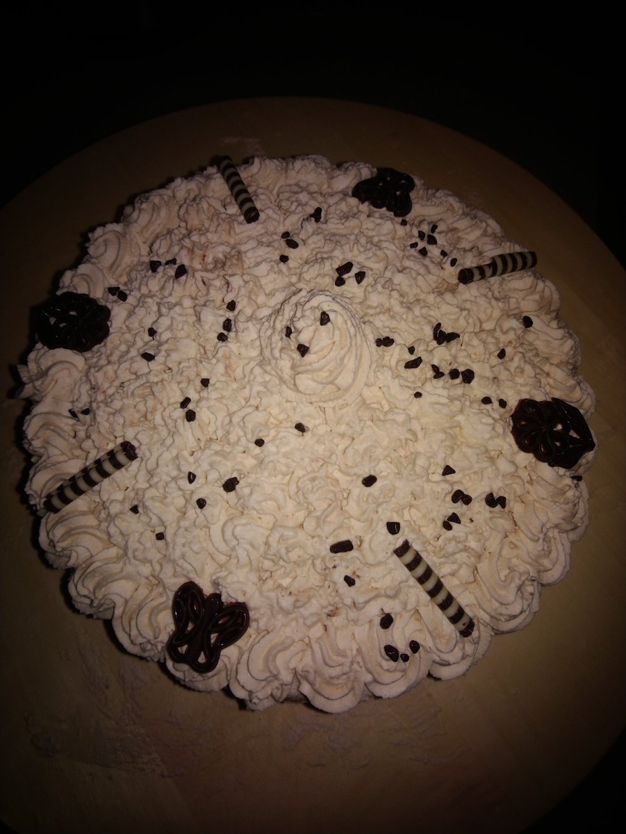 Laurina5012's tweet photo. #klassieke #taart met een #moderne #twist de #vulling is gemaakt met #Nutella ook aan de #slagroom is een #vleugje #Nutella toegevoegd https://t.co/RVKQa1XjOg