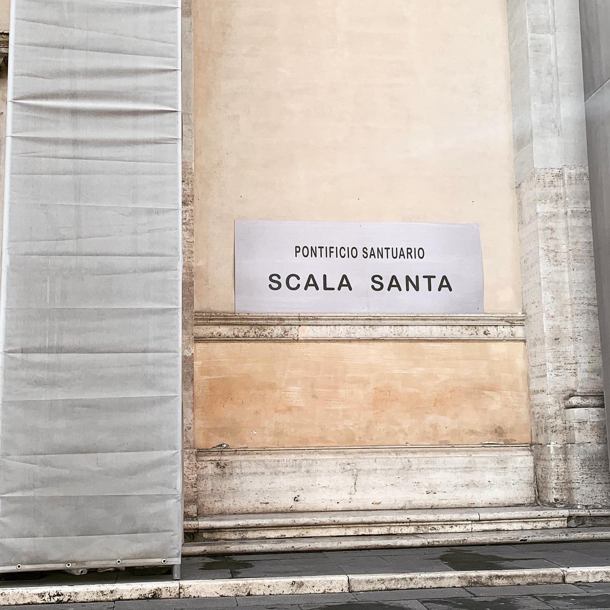 misganajesus's tweet photo. #ScalaSanta in #Roma #Italia will bring you to your knees #Stairway to #heaven #28steps π https://t.co/MaRPFLHOIv