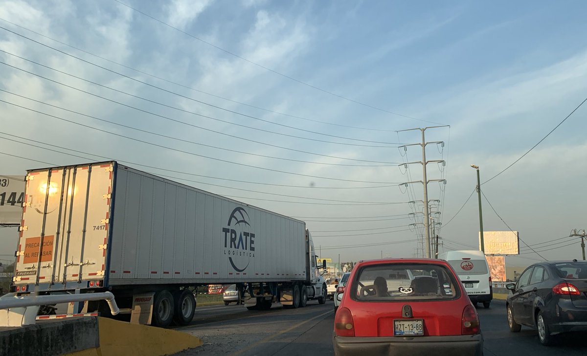 DeyBeaN's tweet photo. @IMEPLAN @JaliscoVial @zona3noticias @Trafico_ZMG @PabloLatapi @torreszam @hederzona3 Buen inicio al regular entrada de trailes a la ciudad, pero también es necesario regular en general circulación y maniobras en horas pico a todo tipo de Trailers (Esto LzCardenas/NodoRev/Fuelle https://t.co/ZU9sNHKmC9