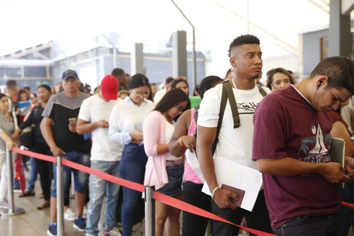 Esta mañana, el jefe del área Migraciones y Policía Internacional, prefecto inspector Richard Bórquez, junto a <a href="/SubseHacienda/">Subsecretaría de Hacienda</a>, @DptoExtranjeria y <a href="/tgrchile/">Tesorería General de la República</a>, dieron a conocer medidas para agilizar los procedimientos de permanencia definitiva para personas extranjeras en Chile.