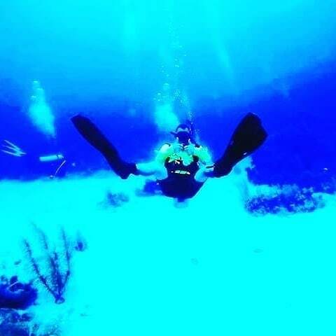 RFootsteps's tweet image. Daryl is always such a character! It is the only time I take any pictures.  Check out the full story about Roatan - link in Bio#selfie #scubadiving ##underwaterphotography #underwaterphotos ift.tt/36unYda