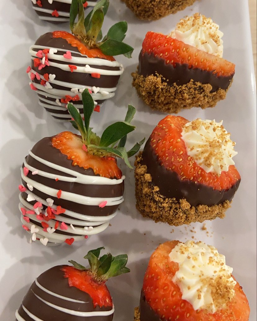ItsDeliciousNYC's tweet photo. It’s the Season for Strawberries and Chocolate! 😍🍓🍫.
.
.
We have Chocolate Covered Strawberries and Strawberries Stuffed Cheesecake for sale today @ginathebaker . https://t.co/faJF32Afyn