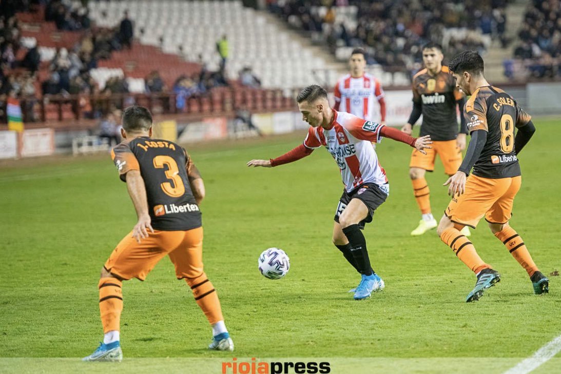 udlog_stats's tweet image. ‼️ATENCIÓN‼️

VÍCTOR SOCORRO TIENE 123 DÍAS PARA CONVERTIRSE EN EL GOLEADOR MÁS JOVEN EN LA HISTORIA DE LA UD LOGROÑES

👉 Cualquier gol en Liga (quedan 17 jornadas, 16 para él) le servirá para mejorar la marca de Sotillos

¿Cómo lo ves, @Victorsocorro21?

#UDLog
#DatosUDLog