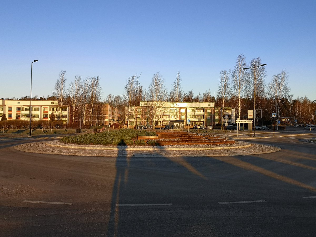 Sitä näkee kotiympäristönsä ihan uusin silmin. Tyylikkäitä ratkaisuja Kirkkonummen uudistetulla asema-alueella. #kirkkonummi #asemanympäristö #infraratkaisut #vihersuunnittelu #liikennejärjestelyt #liikenneympyrä