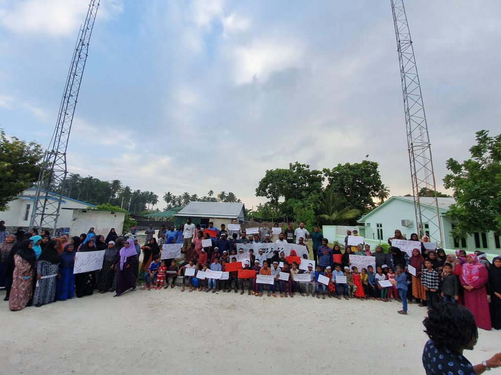 rashydpique's tweet photo. Kudakudhinnah kuraa gona huttuva, Islami shariathuga va adhabu dhevvumah Nolhivaram rayyathun govaalaa hingaalumeh baavvaifi. 
#ImplementSharia 
#IstandAgainstRape 
@MDPNolhivaran @VaguthuOnline @Mihaarunews @avasmv @MNA_MosTaaA https://t.co/7asNaxS9Wm