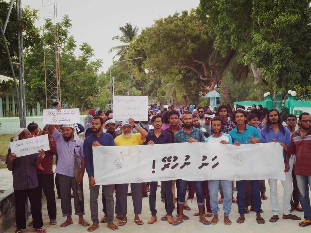 rashydpique's tweet photo. Kudakudhinnah kuraa gona huttuva, Islami shariathuga va adhabu dhevvumah Nolhivaram rayyathun govaalaa hingaalumeh baavvaifi. 
#ImplementSharia 
#IstandAgainstRape 
@MDPNolhivaran @VaguthuOnline @Mihaarunews @avasmv @MNA_MosTaaA https://t.co/7asNaxS9Wm