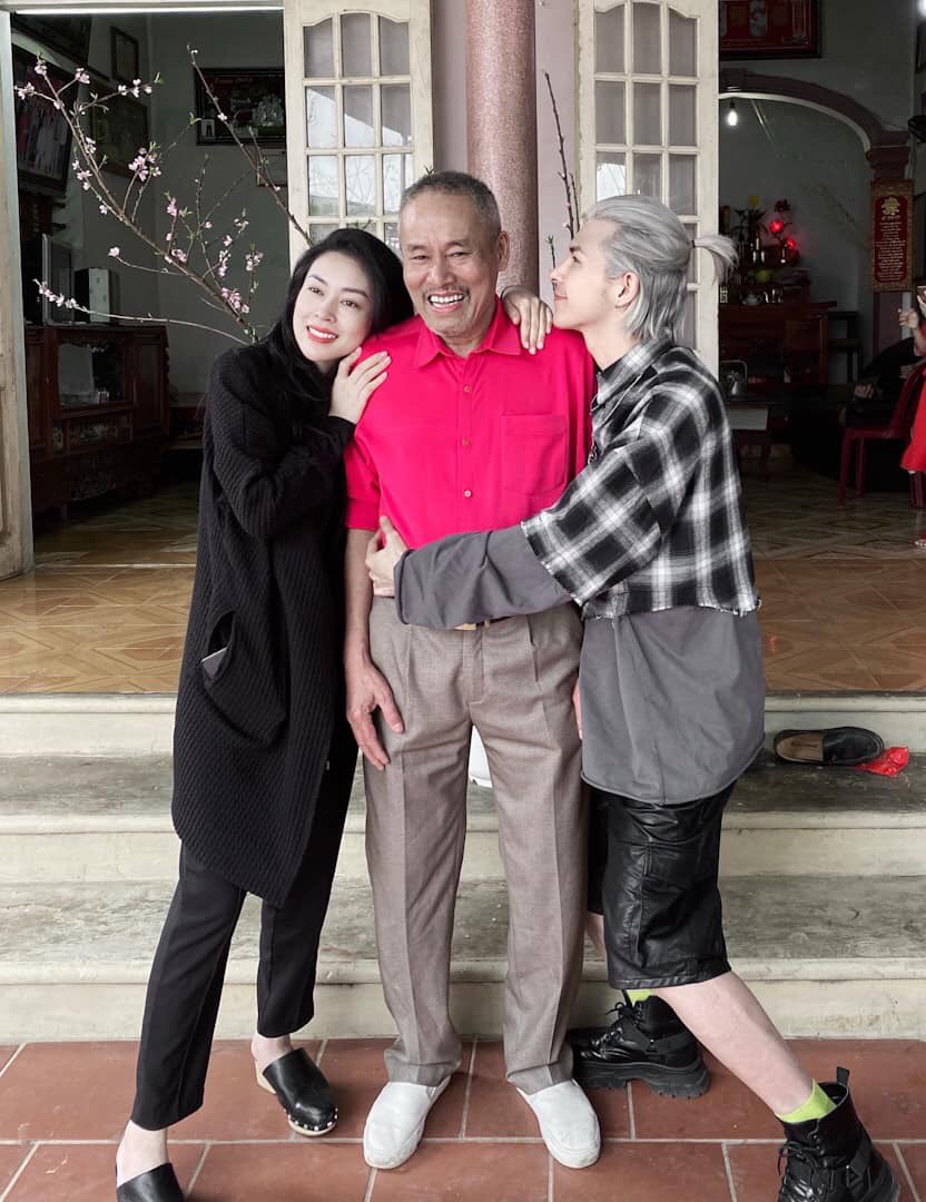 MingSeal's tweet photo. 240120 - Denis’ FB: 

“My dad” 

—> Happy New Year to all your family 🥰🥰🥰

#DenisDang #DeniStar #LighterStar https://t.co/Kta4r32YTL