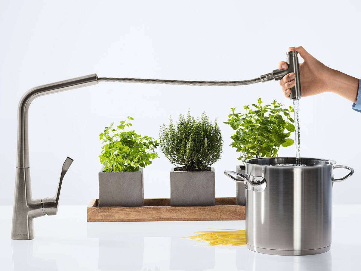 ConceptK_N1's tweet image. A smooth, flexible pull-out spout increases your operating radius by up to 76 cm. So water flows exactly where you need it. 
📧sales@conceptkitchensislington.co.uk
@Hansgrohe #kitchentaps #kitchendesign #kitchenaccessories #germankitchens #kitchenworktops #kitchenappliances