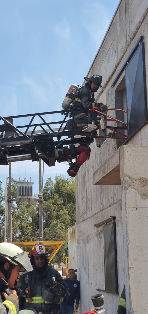Cuerpo de Bomberos de Santiago tweet media