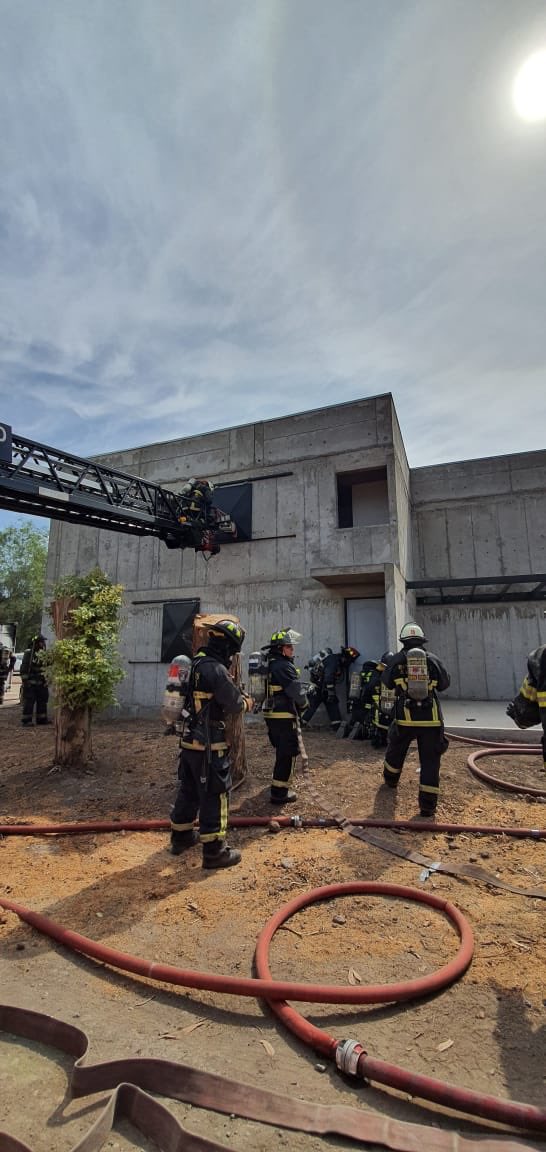 Cuerpo de Bomberos de Santiago tweet media
