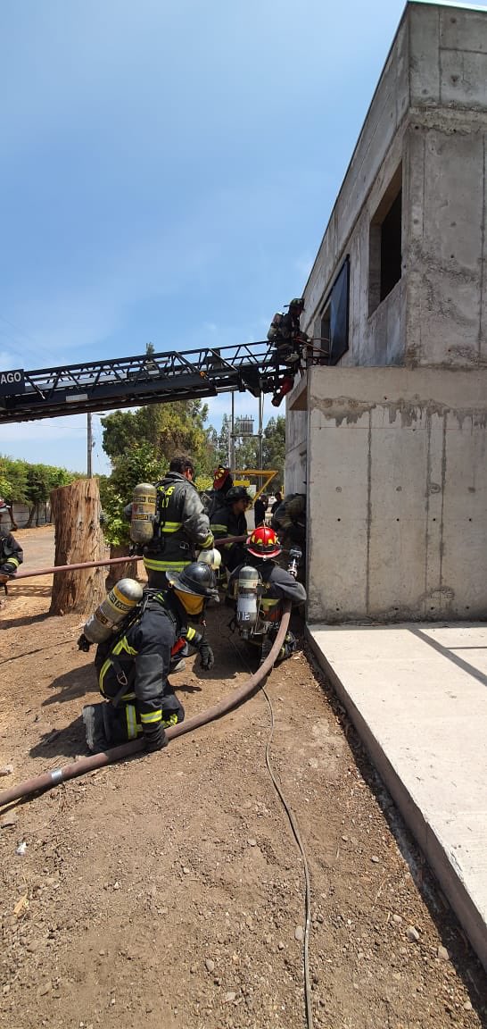 Cuerpo de Bomberos de Santiago tweet media