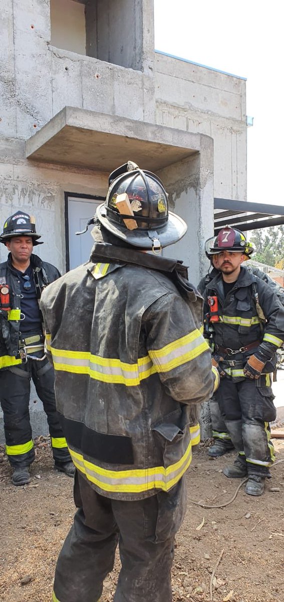 Cuerpo de Bomberos de Santiago tweet media