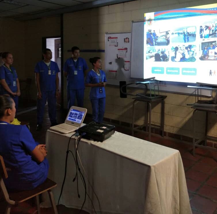 Nucleo_Lara's tweet photo. Estudiantes de enfermería del #NúcleoLara defienden sus trabajos en la XVI expoferiade servicio comunitario @unefa_ve @angiolillofp @Educacion_MPPD @unefa_vrro @VDIUNEFA1 @elraye167 @UNEFA_VASyPC https://t.co/iFEVOoFbi9