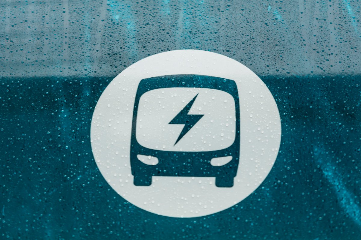 CapMetroATX's tweet photo. Take a look! All zero-emission electric buses will carry this new mark, an important step towards the future of Austin transit. #CapMetroATX #CreativeAction #AISDproud #AustinEnergy #CampbellElementary #AISDGameChangers https://t.co/9P8EKqo8c4
