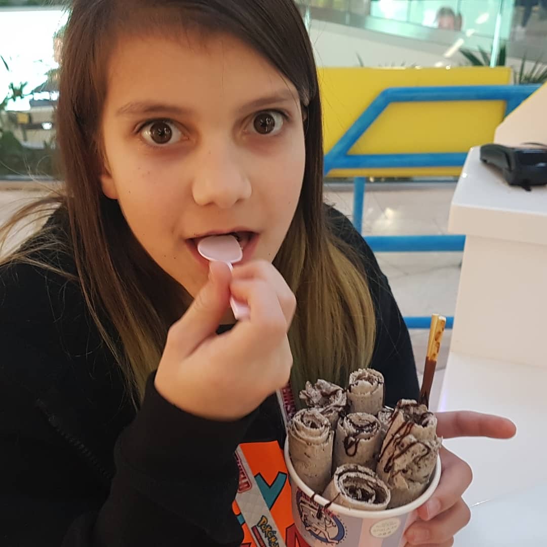 Toys_Fun_Fam's tweet photo. This is the best ice cream we have ever tasted. It was amazing and made in front of our eyes.
#rolledicecream #freshicecream #freshlymade #etonmess #bubblegum #oreo #minticecream #pannice #theicecreamman #icecream #delicious #desserts #vanillaicecream @westfieldlondon https://t.co/rM3Rmx45Iq