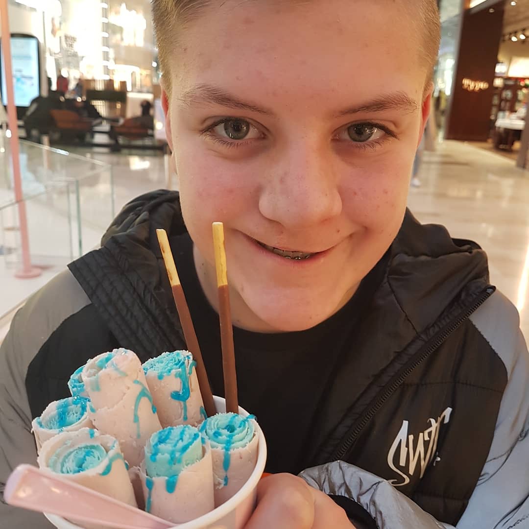 Toys_Fun_Fam's tweet photo. This is the best ice cream we have ever tasted. It was amazing and made in front of our eyes.
#rolledicecream #freshicecream #freshlymade #etonmess #bubblegum #oreo #minticecream #pannice #theicecreamman #icecream #delicious #desserts #vanillaicecream @westfieldlondon https://t.co/rM3Rmx45Iq