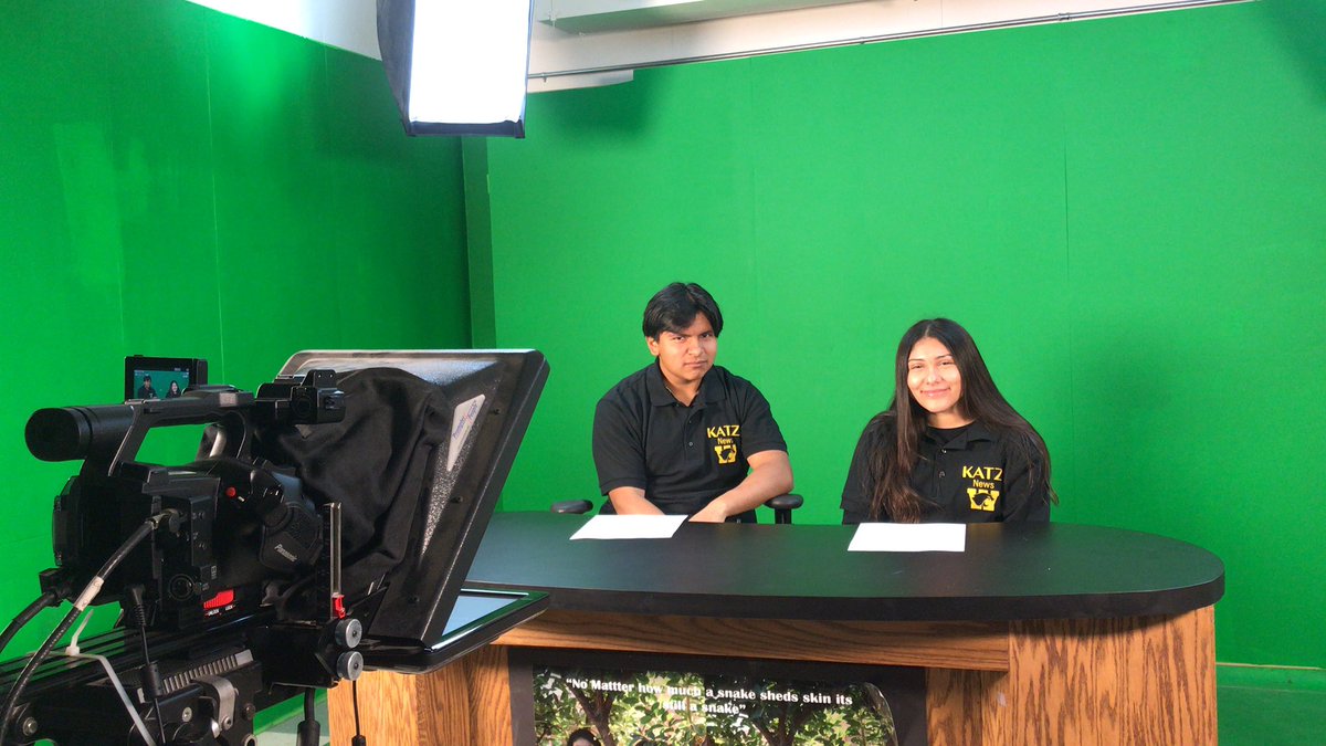 Let’s end the week with a good show ! #Katznews #WHS 🤜🏼🤛🏽🎥🐾