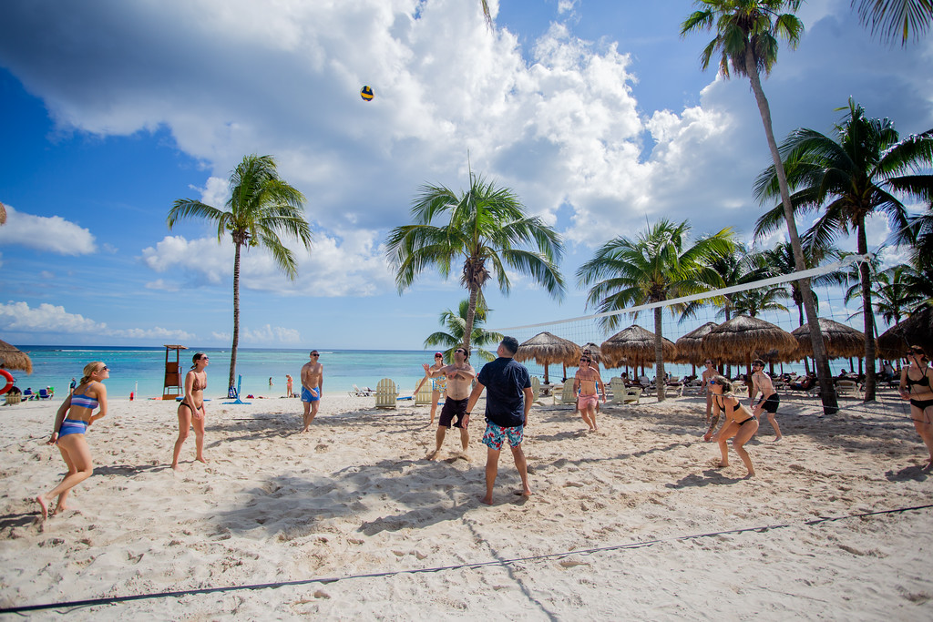 ¿Listos para un divertido juego de voleibol? ¡Disfrute de actividades como esta y más mientras toma el sol en #SecretsAkumal Riviera Maya! bit.ly/ActividadesESP