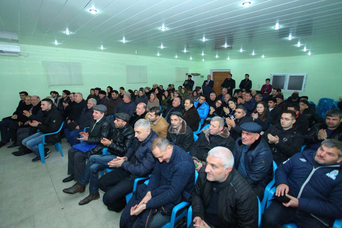AzayGuliyev's tweet photo. Bu gün 8-ci mikrorayon, İbrahimpaşa Dadaşov küçəsində yaşayan seçicilərimlə növbəti görüşümü keçirdim. Havanın yağmurlu olmasına baxmayaraq görüşə böyük həvəslə qatılan və mənə dəstək verən dəyərli seçicilərimə təşəkkür edirəm. https://t.co/xc6Xv6i3VS