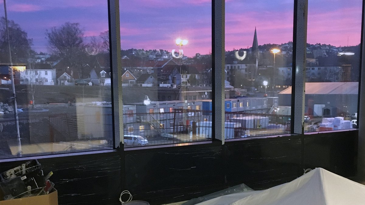 Solnedgang sett fra innsiden av Jordal Amfi. Det blir vel ikke feil å mingle i gangene før kampstart med denne utsikten?