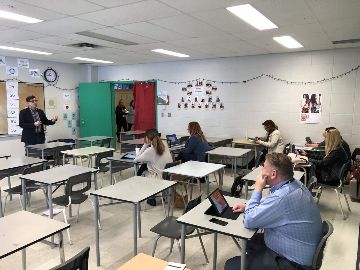mxpelchat's tweet photo. Au tour de @zecool de présenter l’offre de formation en ligne de @LeCADRE21 aux participants du #BarCampCSDA organisé par l’équipe du @RecitCSDA #EduNumQc #DevProf #DPcontinu #recitqc #CADRE21 https://t.co/ePkzHxmX9m