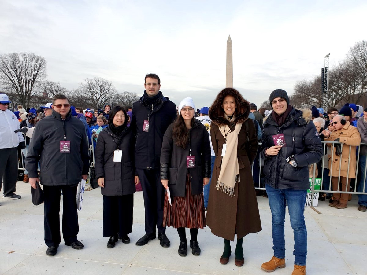 marciaperlavita's tweet photo. 📌 👉 Delegazione italiana alla March for Life di #Washington

#WhyWeMarch #MarciaPerLaVita #MarchForLife #ProLife #ProVita #RightOfLife 🌹❤️🇺🇸 https://t.co/vcFxpBkufU