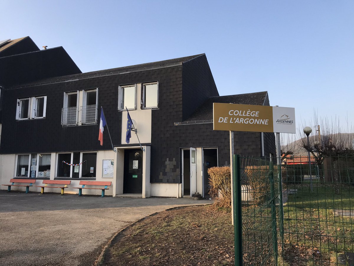 canton_amelie's tweet photo. Journée franco-allemande au collège de l’Argonne de Grandpré. Ateliers organisés par la professeure d’Allemand et les élèves de 3e. Journée conclue par une pièce de théâtre. #JFA20 #DFT20 https://t.co/FKdbW1gAaH