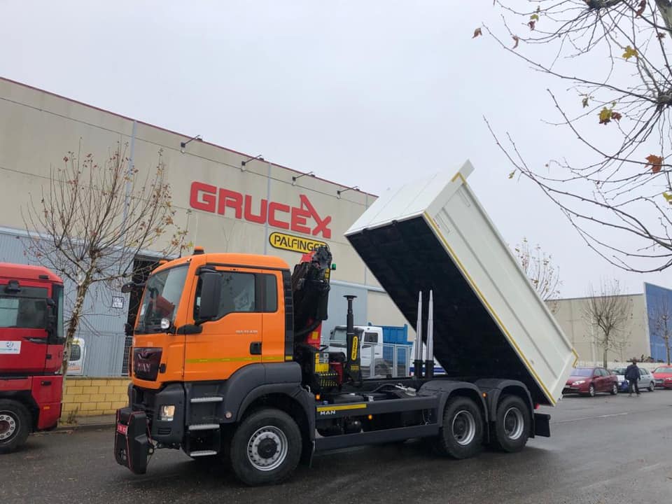 grucex's tweet photo. MONTAJE DE GRUA Y CARROZADO BASCULANTE REALIZADO POR GRUCEX. https://t.co/CgcJOU7vBZ