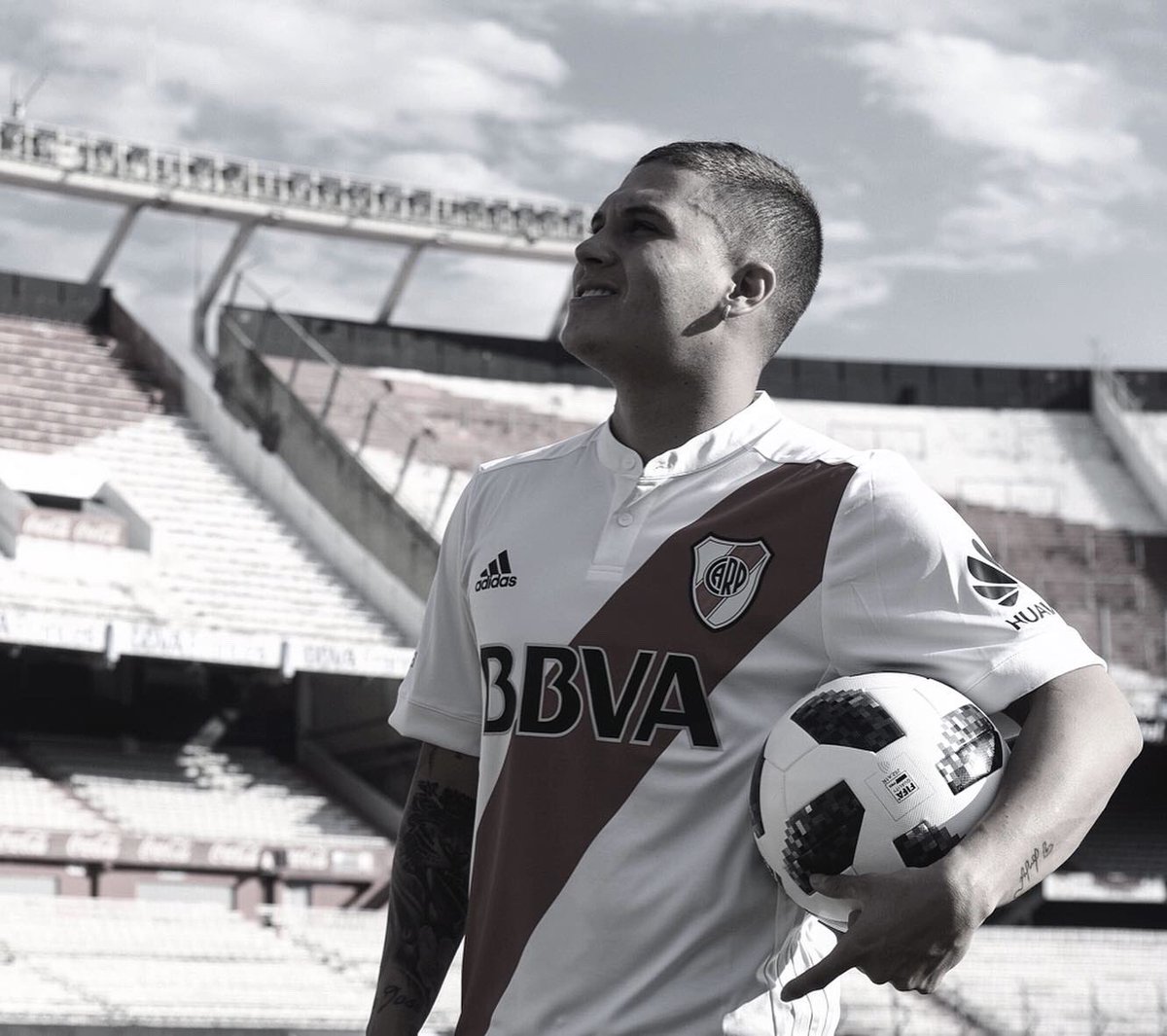 RiverPlate's tweet photo. 1⃣ Primer paso: ponerte el Manto Sagrado.
2⃣ Segundo paso: soñar en grande.
3⃣ El tercero: cumplir tu sueño. ⠀ ⠀ 

🔙 Hoy hace dos años llegaba Juanfer Quintero al Más Grande... 🤩 https://t.co/wfQmDslxIt