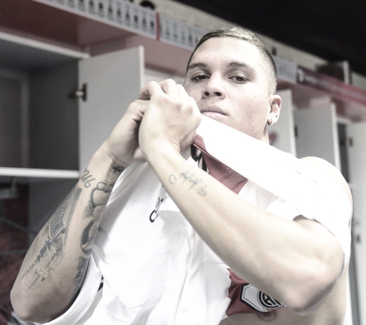 RiverPlate's tweet photo. 1⃣ Primer paso: ponerte el Manto Sagrado.
2⃣ Segundo paso: soñar en grande.
3⃣ El tercero: cumplir tu sueño. ⠀ ⠀ 

🔙 Hoy hace dos años llegaba Juanfer Quintero al Más Grande... 🤩 https://t.co/wfQmDslxIt