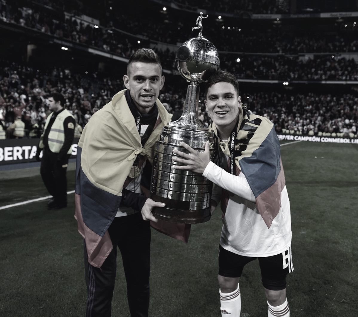RiverPlate's tweet photo. 1⃣ Primer paso: ponerte el Manto Sagrado.
2⃣ Segundo paso: soñar en grande.
3⃣ El tercero: cumplir tu sueño. ⠀ ⠀ 

🔙 Hoy hace dos años llegaba Juanfer Quintero al Más Grande... 🤩 https://t.co/wfQmDslxIt