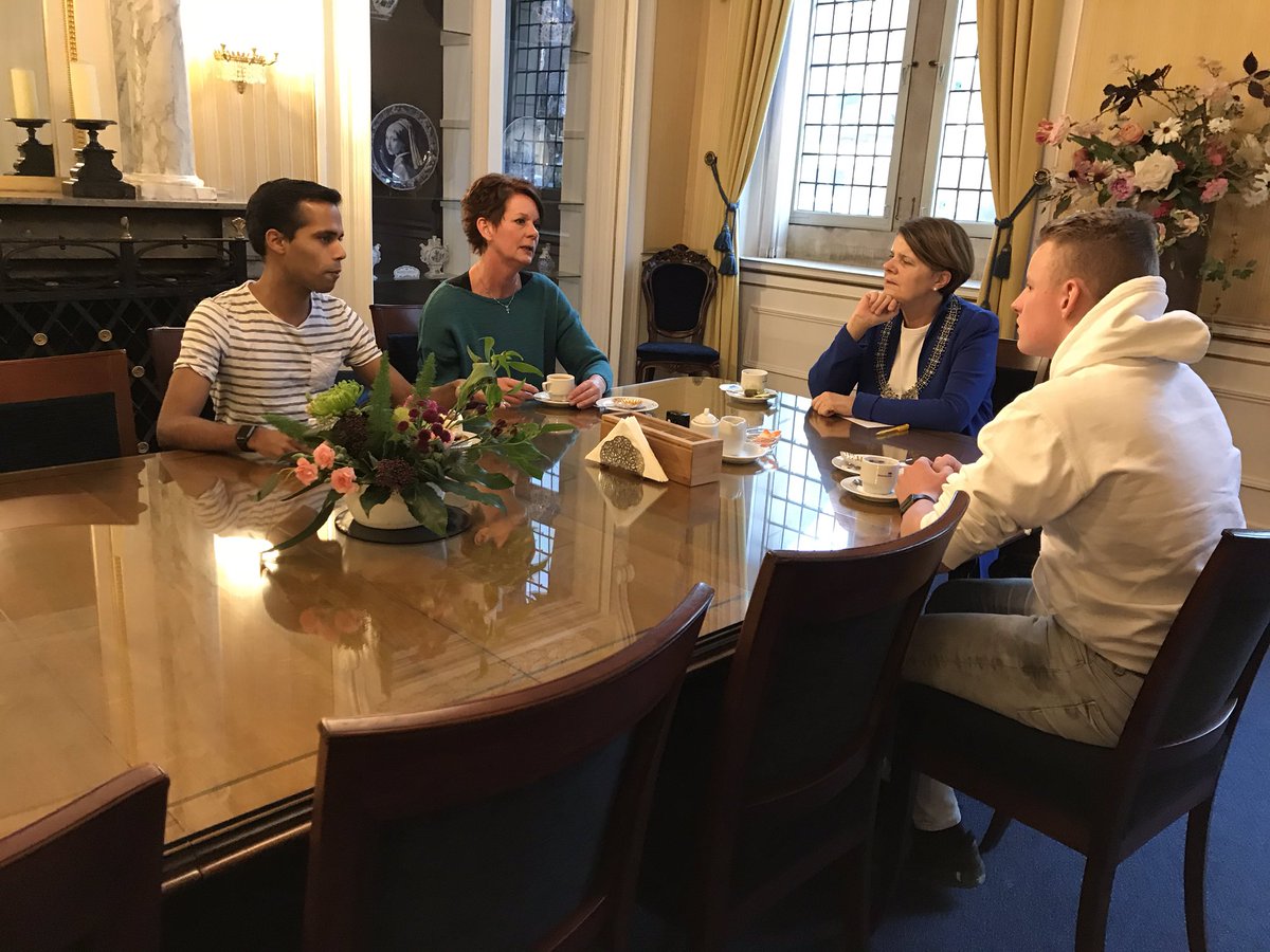 VanBijsterveldt's tweet photo. Vanmiddag Avinash, Dylan en Esther ontvangen.Als burgerhulpverlener waren zij op tijd present toen een 17-jarige jongen uit Tanthof een hartstilstand kreeg. Supertrots op jullie inzet voor onze stad!! Wilt u ook burgerhulpverlener worden? Ga naar:
https://t.co/ziQH3cSr3F https://t.co/Cv7tMjhwA1