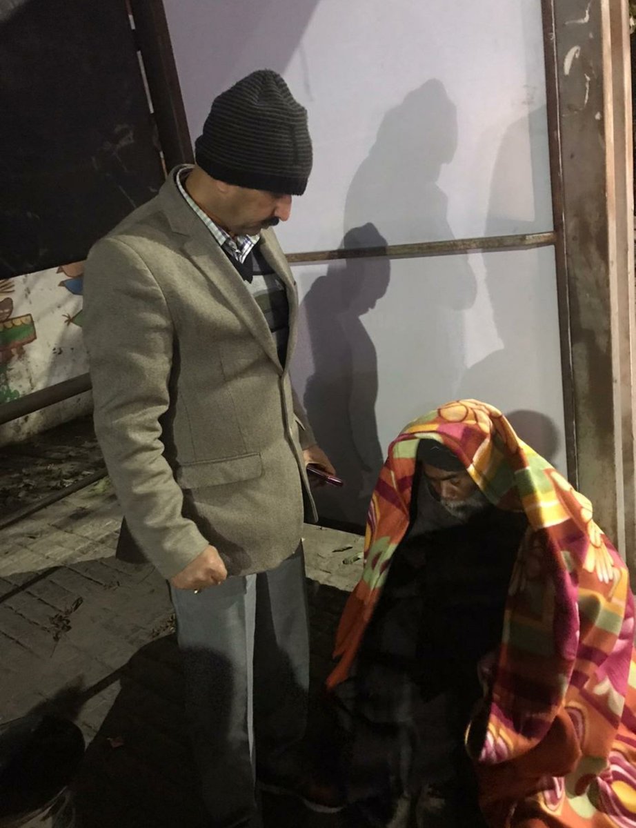 IRTSassociation's tweet photo. A great humanitarian gesture of distributing blankets to needy in shivering cold by commercial staff of Agra Division

Appreciation and applause for Shri Ashutosh Singh (IRTS), Sr.DCM/Agra for leading the efforts
@RailMinIndia 
@PiyushGoyal 
#IRTSMovingIndia https://t.co/yjwvrQJKwd