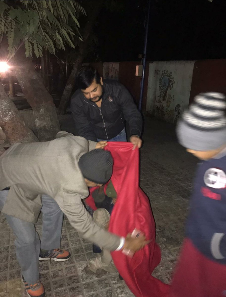 IRTSassociation's tweet photo. A great humanitarian gesture of distributing blankets to needy in shivering cold by commercial staff of Agra Division

Appreciation and applause for Shri Ashutosh Singh (IRTS), Sr.DCM/Agra for leading the efforts
@RailMinIndia 
@PiyushGoyal 
#IRTSMovingIndia https://t.co/yjwvrQJKwd