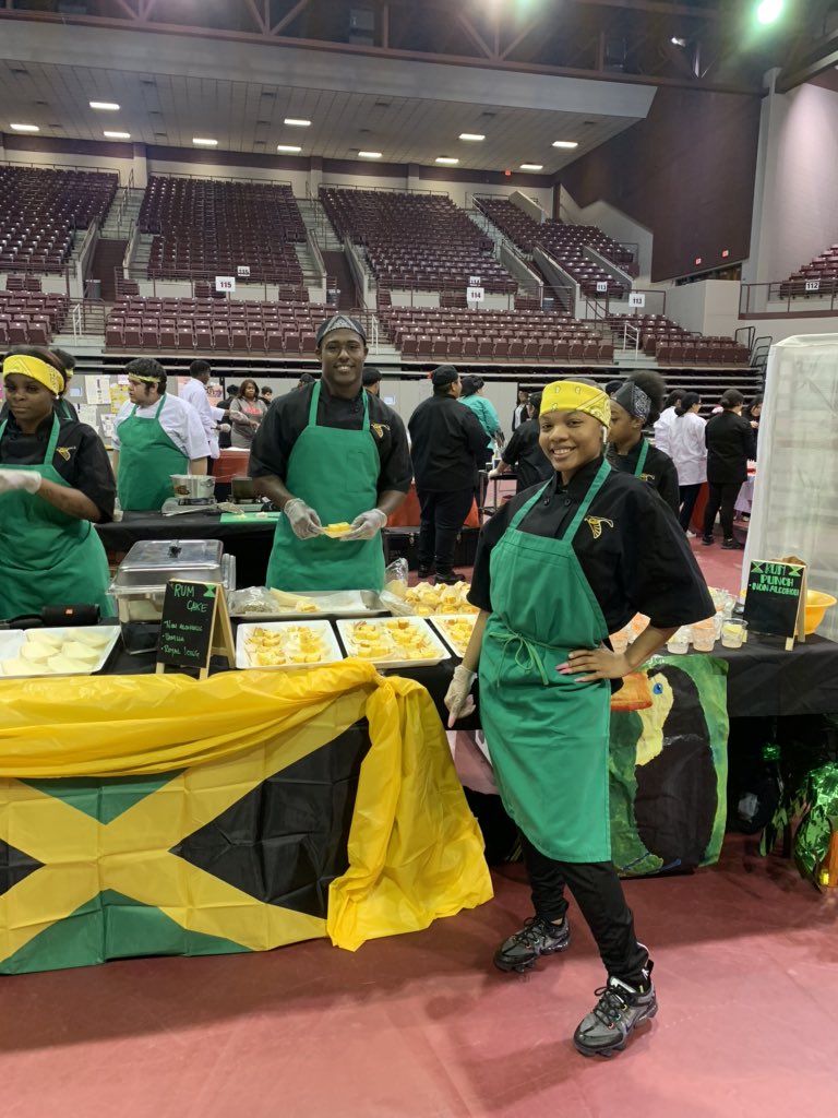 CheerEisenhower's tweet image. Our flag runner, @naeebeenlit and stunt man, @_vanman5 are spreading good SPIRIT and CHEER via taste buds! Good luck to them and all of the @AldineISD Project Show students! @Eisenhower_AISD @drgoffney