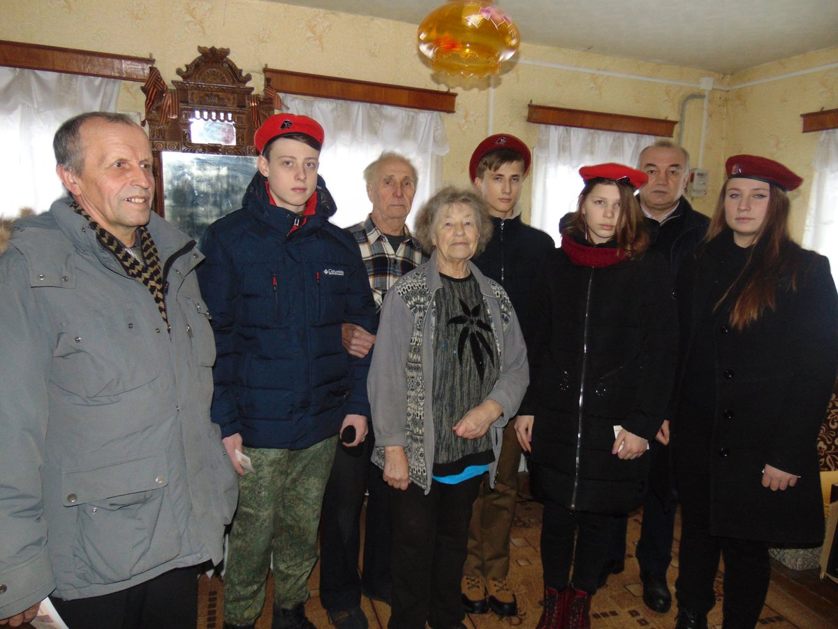 В рамках Акции памяти «Блокадный хлеб» навестили Крылова​ ​ Ивана Михайловича.​ Его​ семья перед войной жила в г. Ленинград​, где прошла тяжелые испытания блокадой. Школьником Иван Михайлович помогал тушить фугасы на крышах домов. Награжден медалью «За оборону Ленинграда».