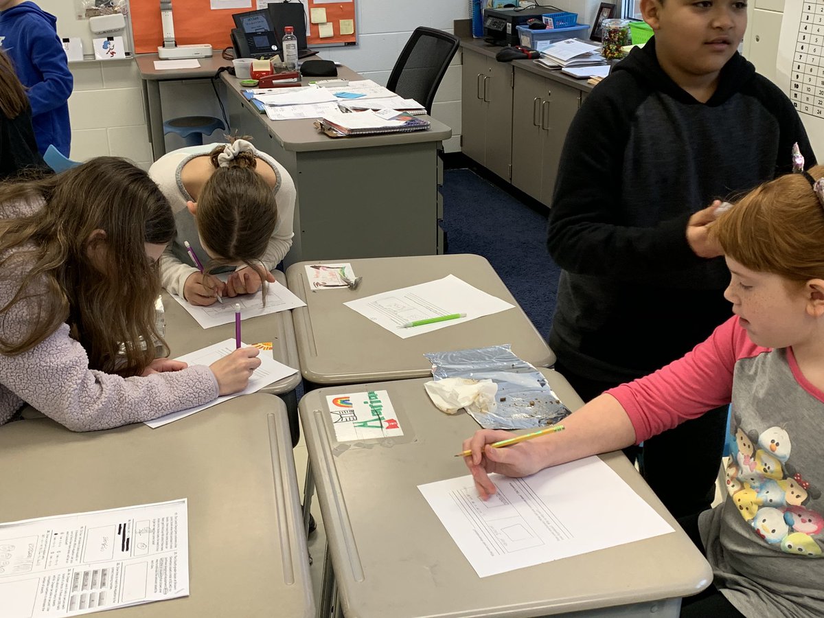 MattFreund3's tweet photo. We tested the effects glacier movement has on the earth by rubbing two different ice cubes on aluminum foil. Who knew ice, gravel, and foil could be so interesting?! @VV_Voyagers #fourthgraderocks #viewourstory #enjoytheview https://t.co/LUP8TZamFX