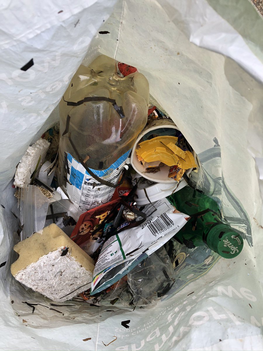 happyhillers's tweet photo. #litter at #StonePierBeach #fishingline #can #plastic these #hooks 😳😤😡
Bag full #harbourside helped by a chap from #OldHarbourDiveCentre #PADI 👍🏼 #singleusebottles #sponge #polystyrene #takeoutcupsandlids #plastic #crisppackets @LitterFreeCoast  @LitterFreeDrst @2minbeachclean https://t.co/RGrlud4bDh