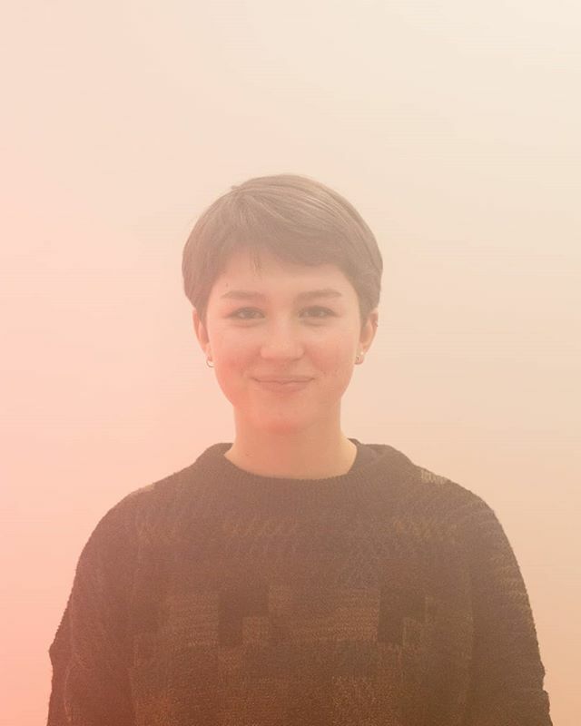 “Schoonheidsidealen zijn vaak leugens die ons zijn aangeleerd door de maatschappij. Ik probeer schoonheid en waarheid in alles maar ook écht alles te vinden.”
.
.
Ursula (16) is een van de 15 Young Curators die tijdens de kerstvakantie kennismaakte met de toneelmuziek van ‘P…