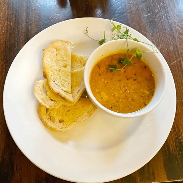Have a soup-er Friday with our Mulltigatiwny soup with coconut, mint &amp; cucumber raita. Perfect for this weather ✨ 
#soup #soupseason #thecastlefarringdon #clerkenwell #coconut #mint #cucumber