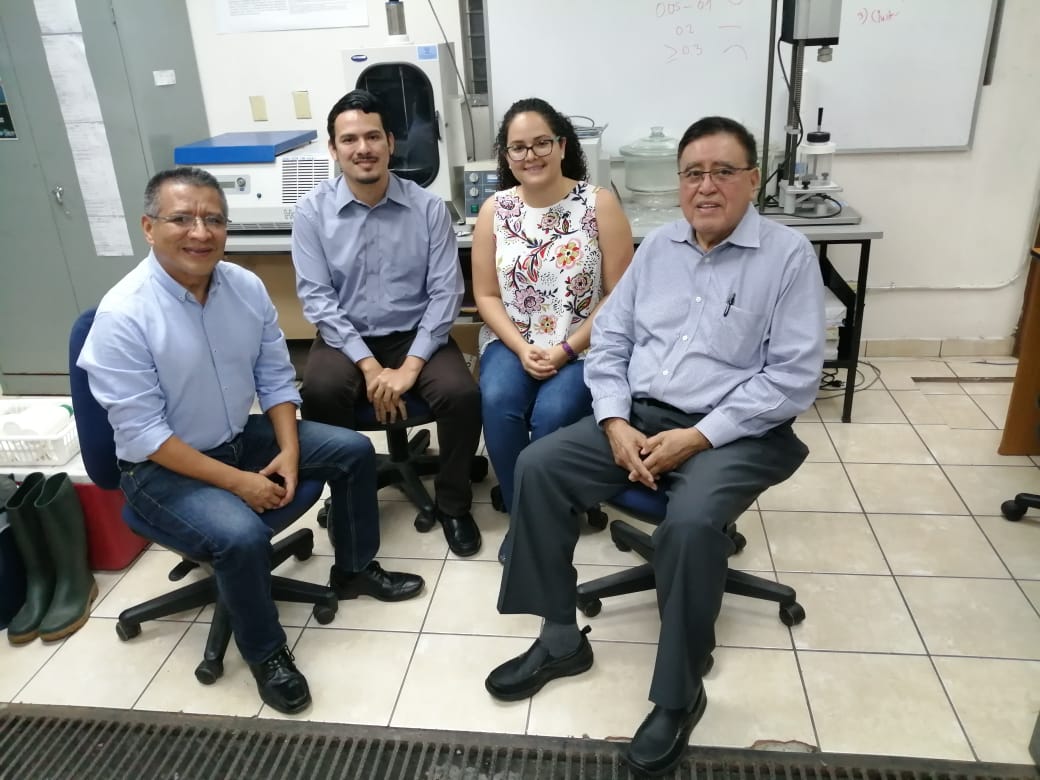 sicues_sv's tweet photo. #InvestigaciónUES #SICUES
Reunión del Dr. Luis Mejía, de la Universidad de Illinois, el día jueves 23 de Enero con el equipo de @LABTOX_UES
  cuya labor científica tiene incidencia con el Programa en formación sobre Seguridad Alimentaria y Nutricional. https://t.co/jZolukCp88