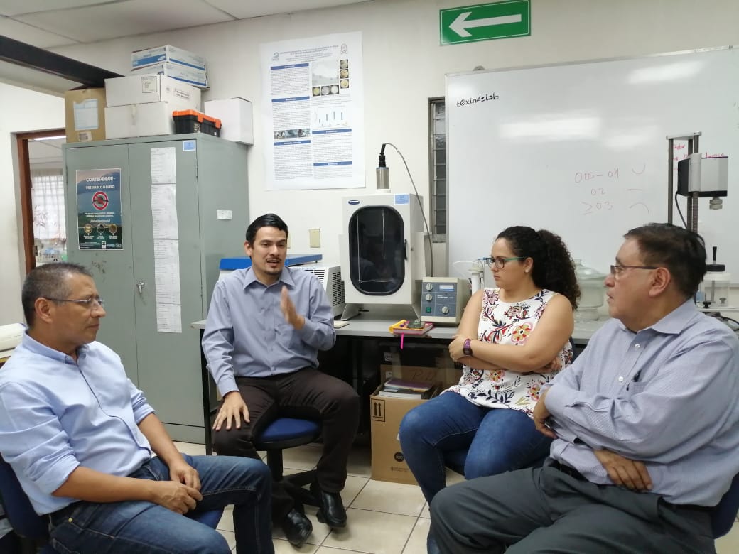 #InvestigaciónUES #SICUES
Reunión del Dr. Luis Mejía, de la Universidad de Illinois, el día jueves 23 de Enero con el equipo de <a href="/LABTOX_UES/">LABTOX UES</a>
  cuya labor científica tiene incidencia con el Programa en formación sobre Seguridad Alimentaria y Nutricional.