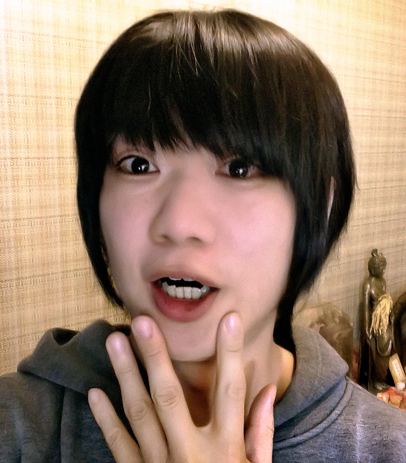 由乃 夢朗 左前髪だけが長く伸びる変な体質だったのが最近 顕著で少し困る 気付くと左前髪だけ伸びてるので目に入って充血する 左 前髪だけ何度も切ってる