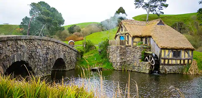 Gandalf miró a Bilbo-¡Mi querido Bilbo!-dijo-.¡Algo te ocurre! No eres el hobbit que eras antes. 
 Y así cruzaron el puente y pasaron el molino junto al río, y llegaron a la mismisima puerta de Bilbo.