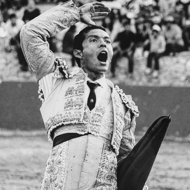 “Si quieres torear bien, olvida que tienes cuerpo, se torea con el alma, como se sueña y se juega, como se baila y se canta.” 

¡Feliz fin de semana!